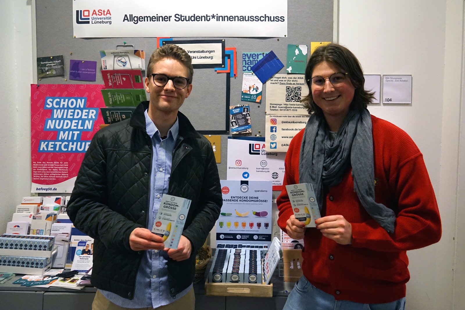 Luis de Spondoms (à gauche) inaugure le distributeur gratuit de préservatifs avec Max de l'AStA de l'université Leuphana de Lüneburg (à droite).